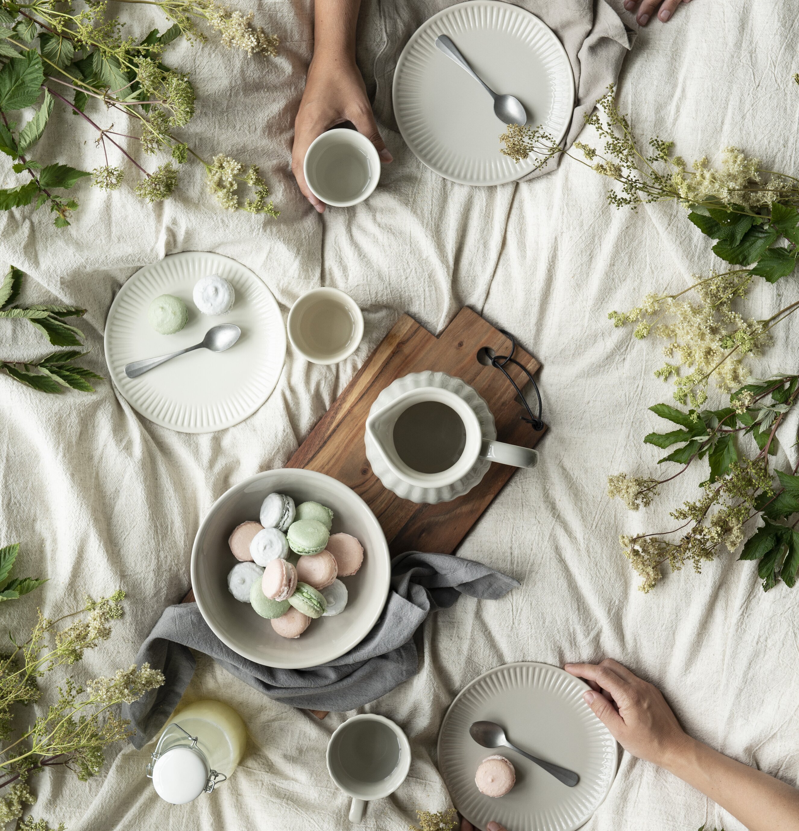 Serveringsskål Mynte Stor - Latte från IB Laursen på dukat bord