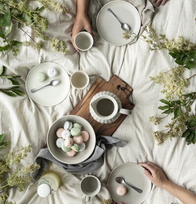 Bild av inbjudande fika med eleganta serveringsdetaljer