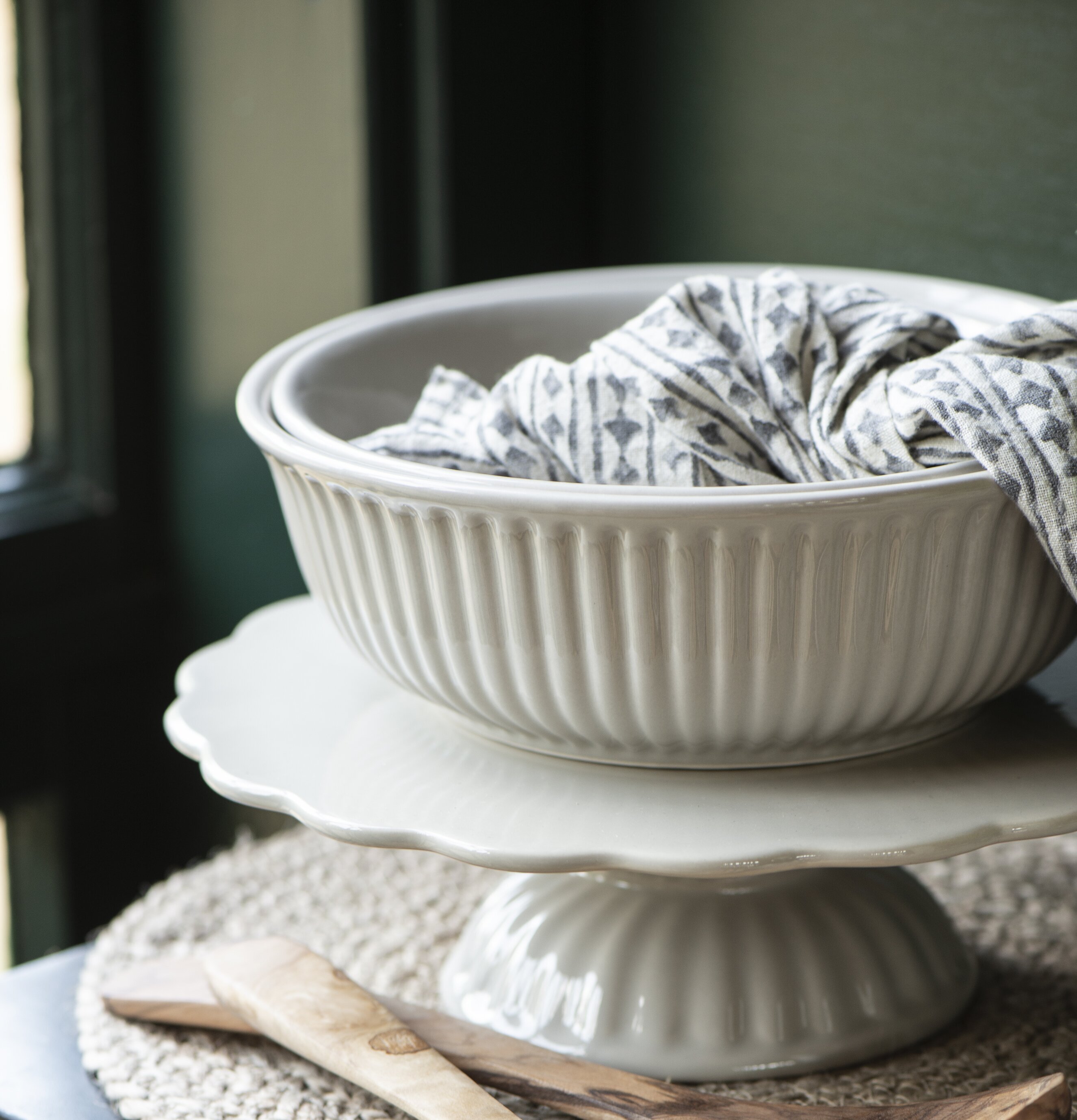 Bild av elegant serveringsskål i harmonisk miljö