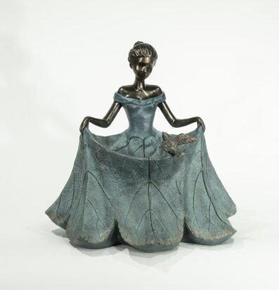 Bild av stilfull figurin med elegans och naturmotiv