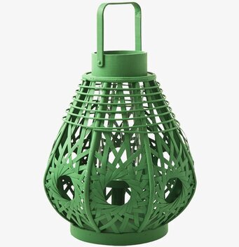 Bild av grön ljuslykta med flätat mönster och handtag