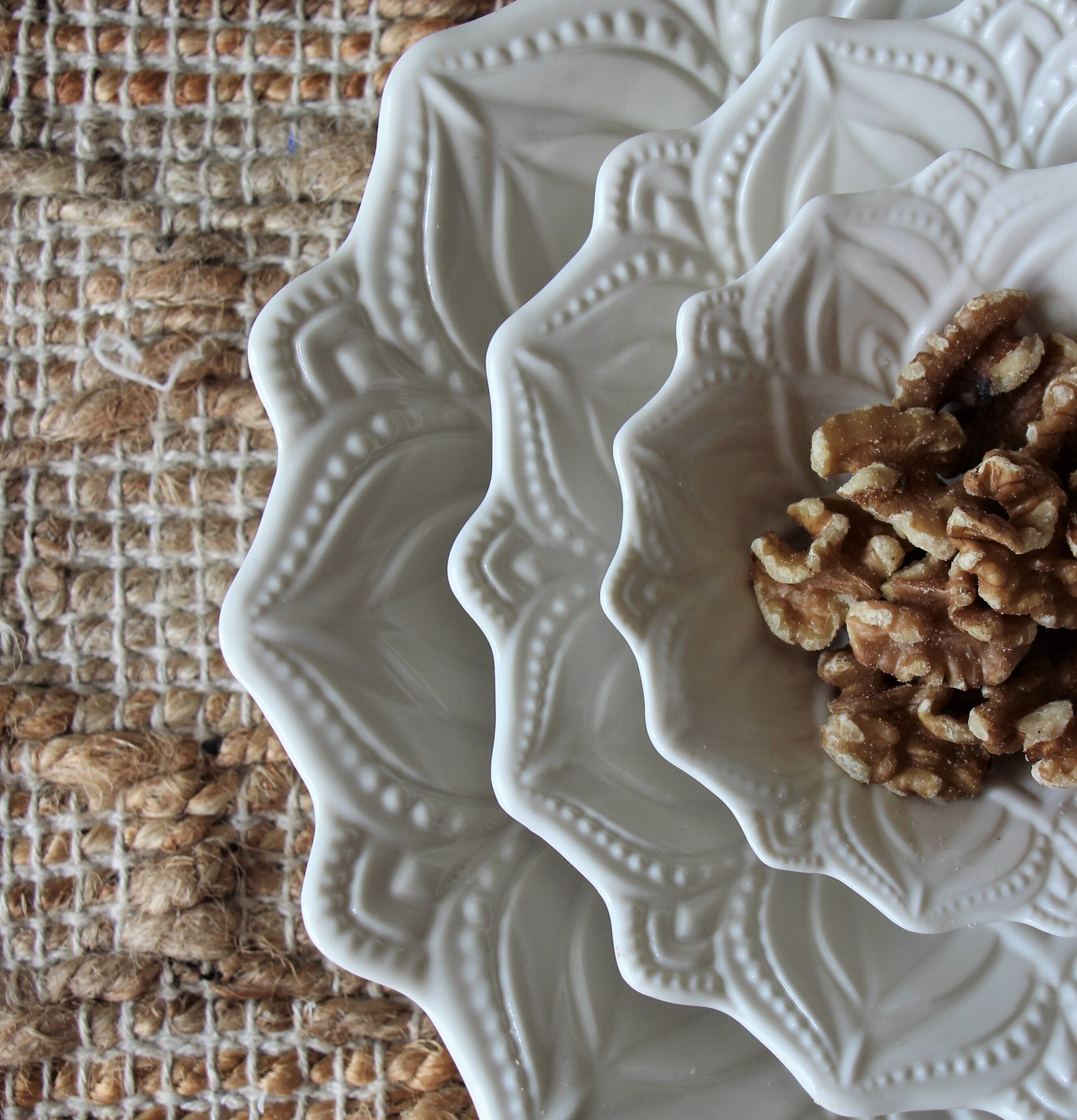 Skål Mandala Medium från Majas Cottage på grovvävd matta