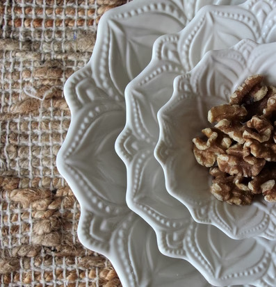 Foto av dekorativ skål med mandalamönster och valnötter