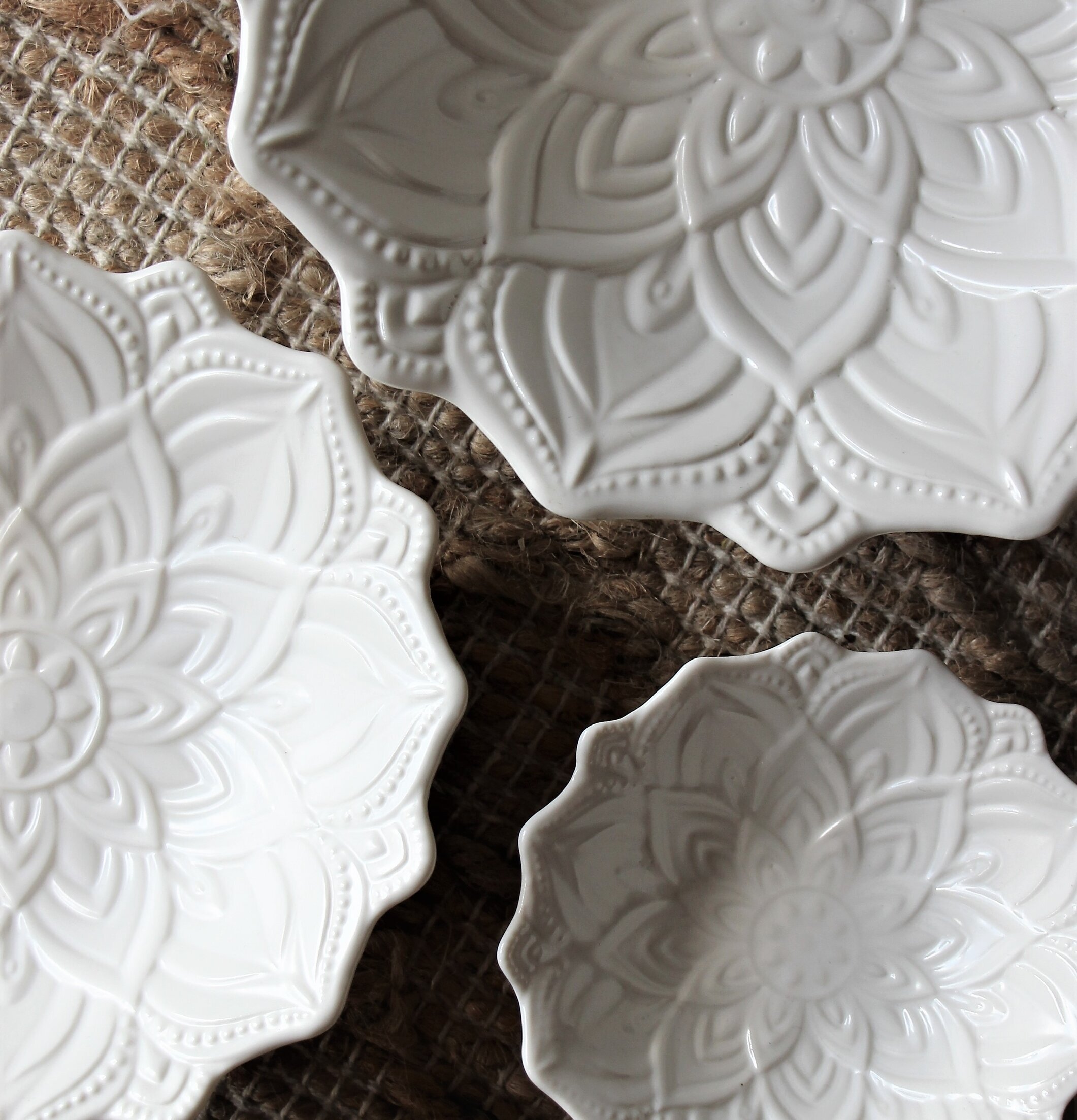 Bild av vackra skålar med mandalamönster i porslin