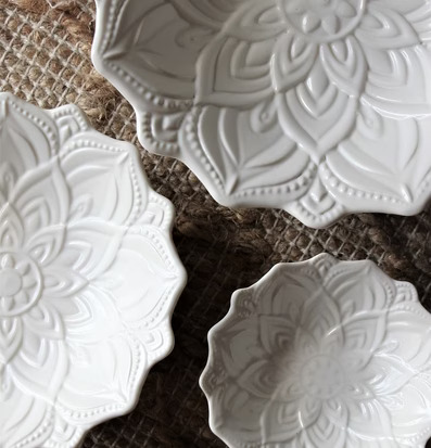 Bild av vackra skålar med mandalamönster i porslin