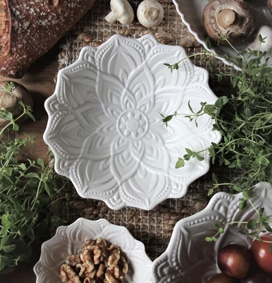 Bild av rustik scen med skål och färska råvaror