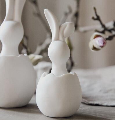 Bild av dekorativa skulpturer i naturlig inredning