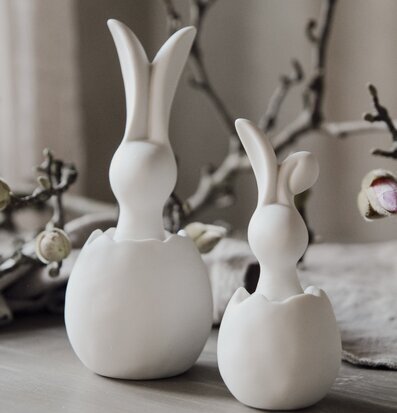 Bild av dekorativa kaniner i ägg med vårkänsla