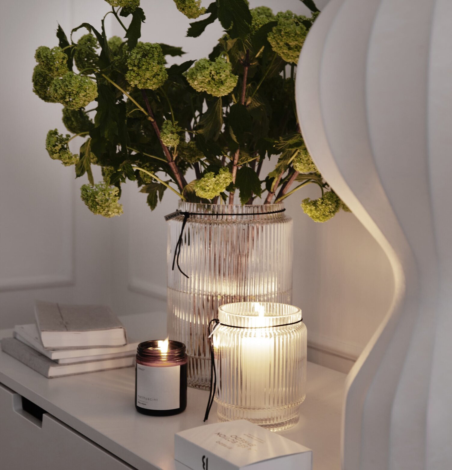 Bild av stilren inredning med glasvas och ljus