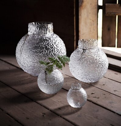 Bild av glasvaser i rustik miljö med träbakgrund