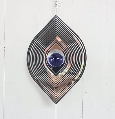 Foto av ett dekorativt vindspel med blå glaskula