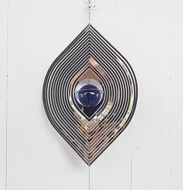 Foto av ett dekorativt vindspel med blå glaskula