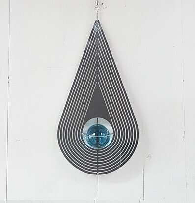 Foto av ett elegant vindspel med glaskula i blått