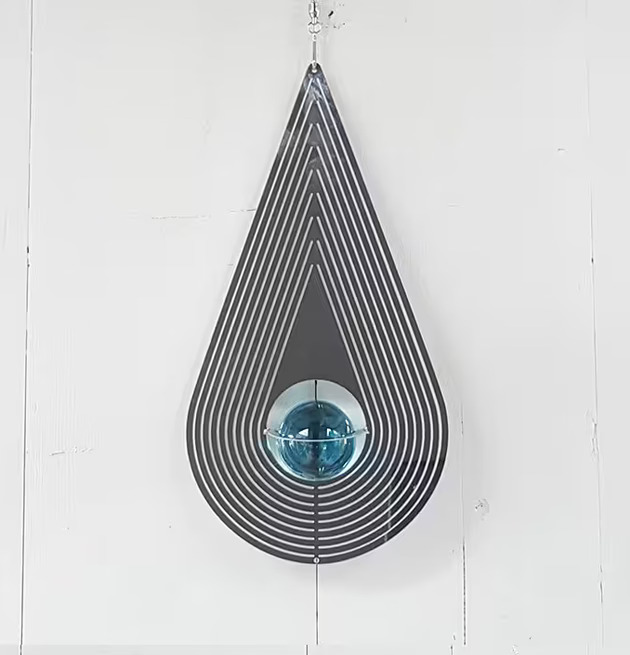 Foto av ett elegant vindspel med glaskula i blått