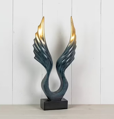 Bild av elegant skulptur med blå och guldfärgade vingar