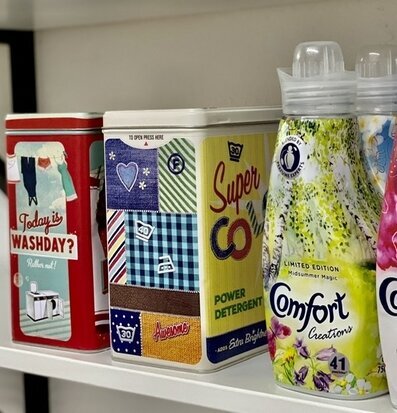 Bild av hylla med färgglada tvättmedelsförpackningar
