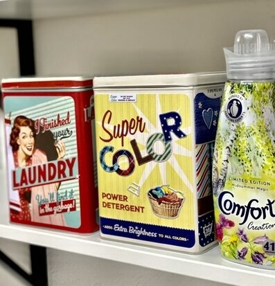 Bild av tre stilrena tvättmedelsprodukter på hylla