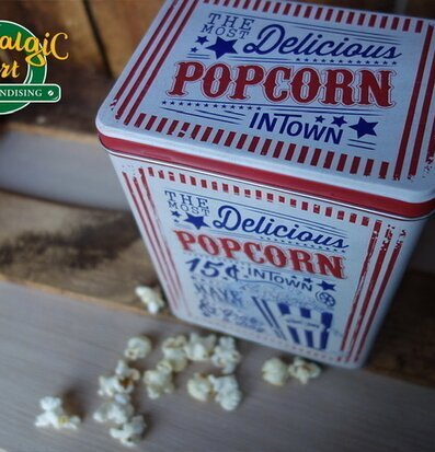 Bild av retro plåtburk med popcorn och nostalgisk känsla