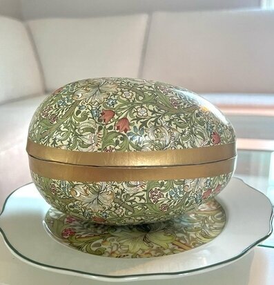 Bild av dekorativt påskägg med William Morris-design