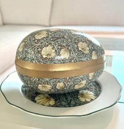 Bild av konstnärligt påskägg med blommigt mönster