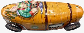 Foto av charmig retro plåtburk i form av racerbil