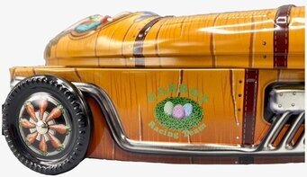 Bild av en plåtburk med lekfull racerbilsdesign