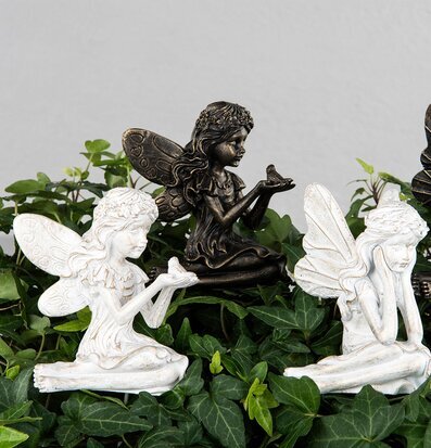 Bild av fyra förtrollande älvor i mystisk skogsmiljö