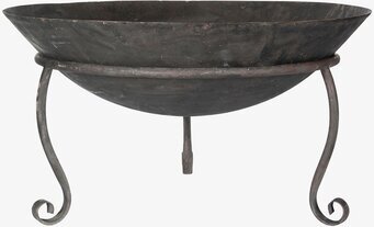 Foto av ett rustikt eldfat med industriell design