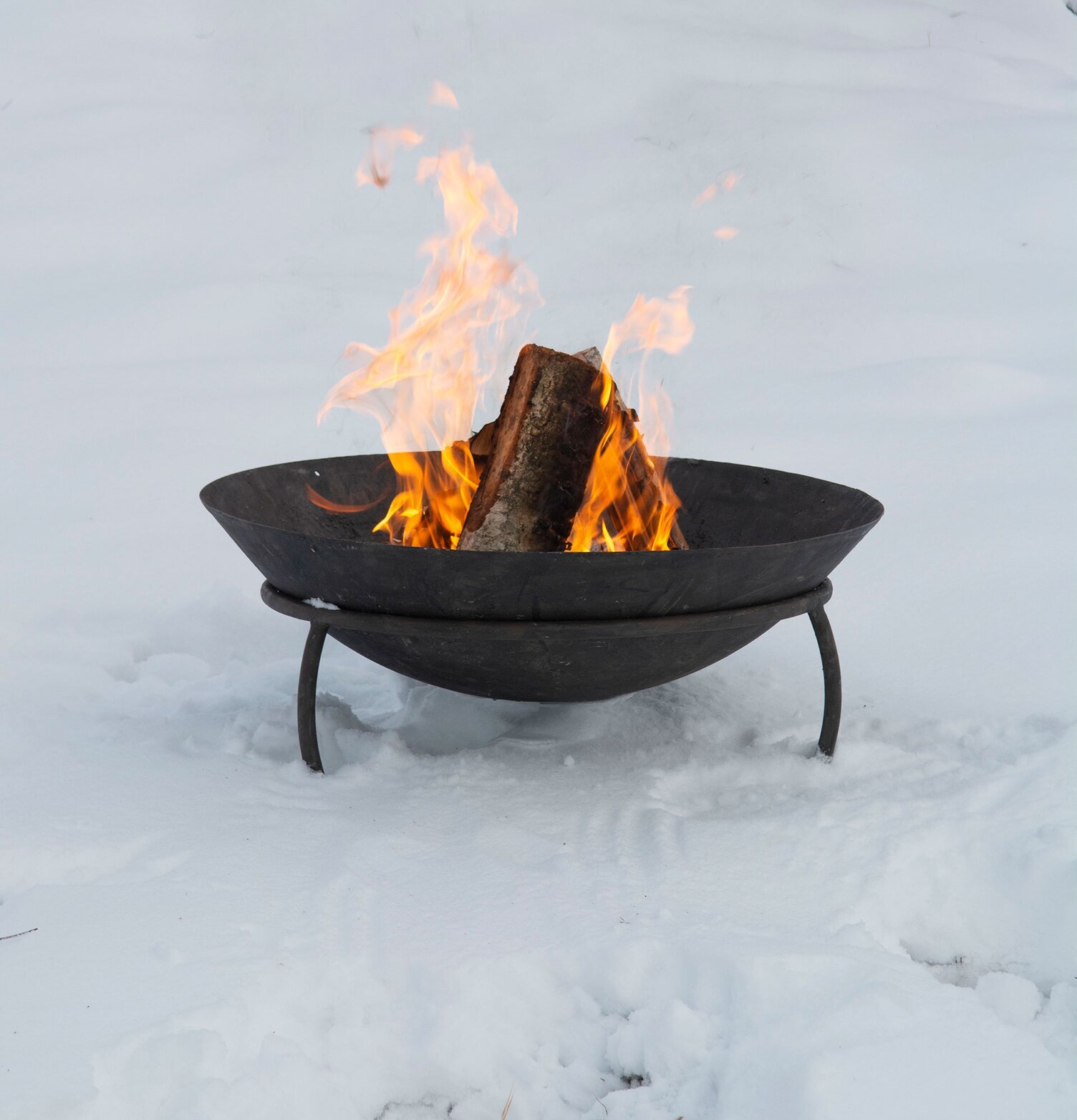 Eldfat Elda Metall från A Lot Decoration i vintermiljö