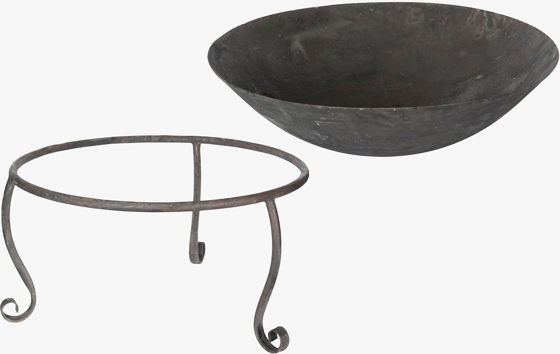 Bild av ett elegant eldfat i metall för trädgården