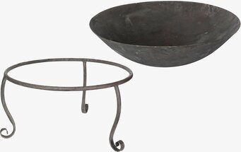 Bild av ett elegant eldfat i metall för trädgården