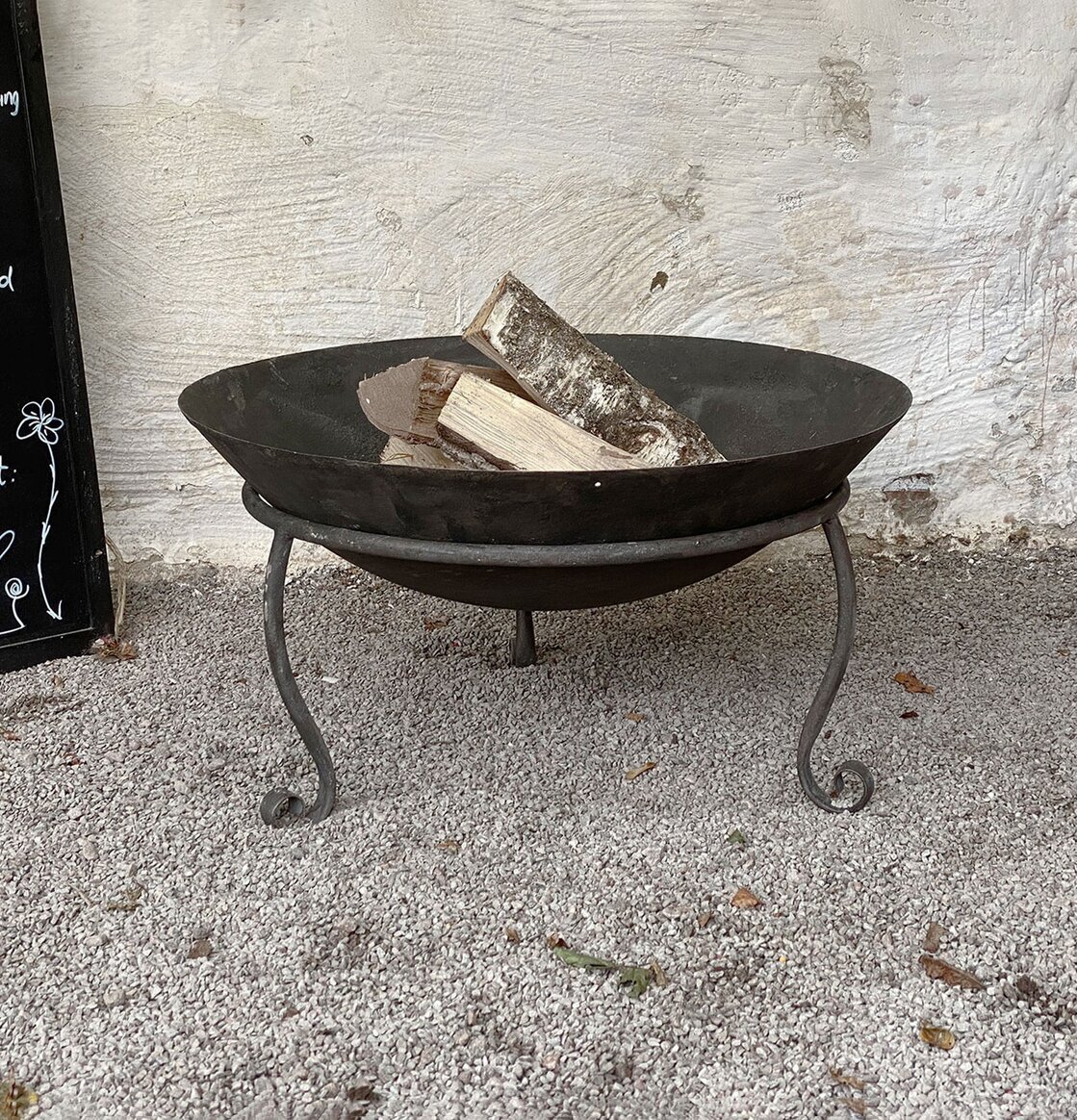 Eldfat Elda Metall från A Lot Decoration i rustik miljö