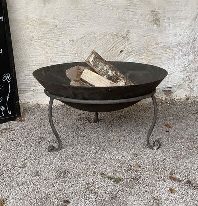 Foto av rustikt eldfat i naturlig utomhusmiljö