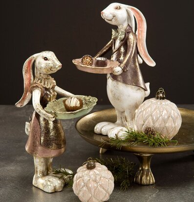 Bild av eleganta kaninfigurer i festlig dekoration