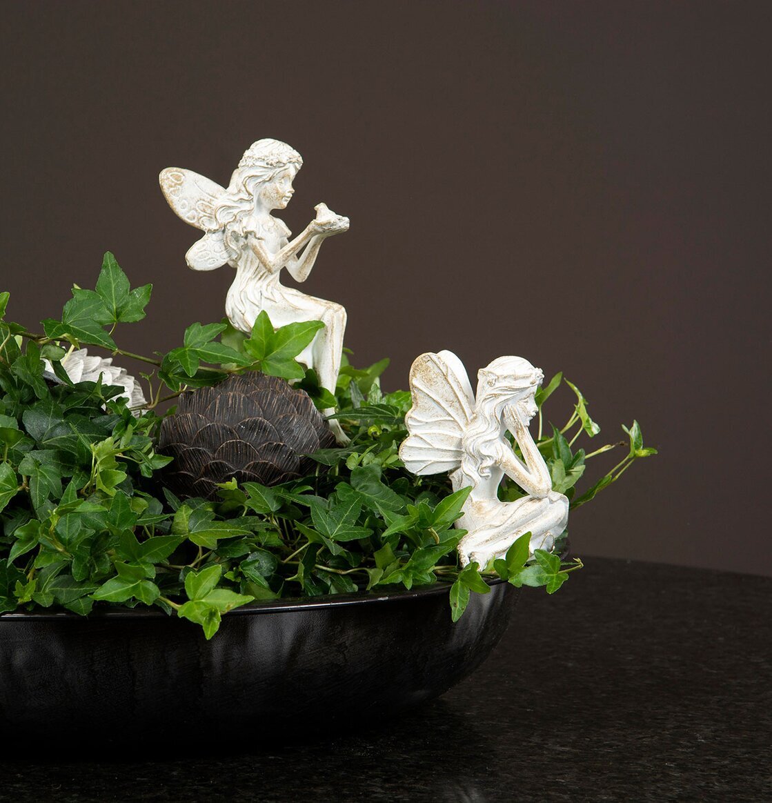 Bild av älvor och murgröna i dekorativ uppställning