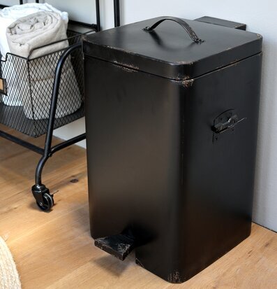 Bild av stilfull pedalhink i antiksvart med vintagekänsla