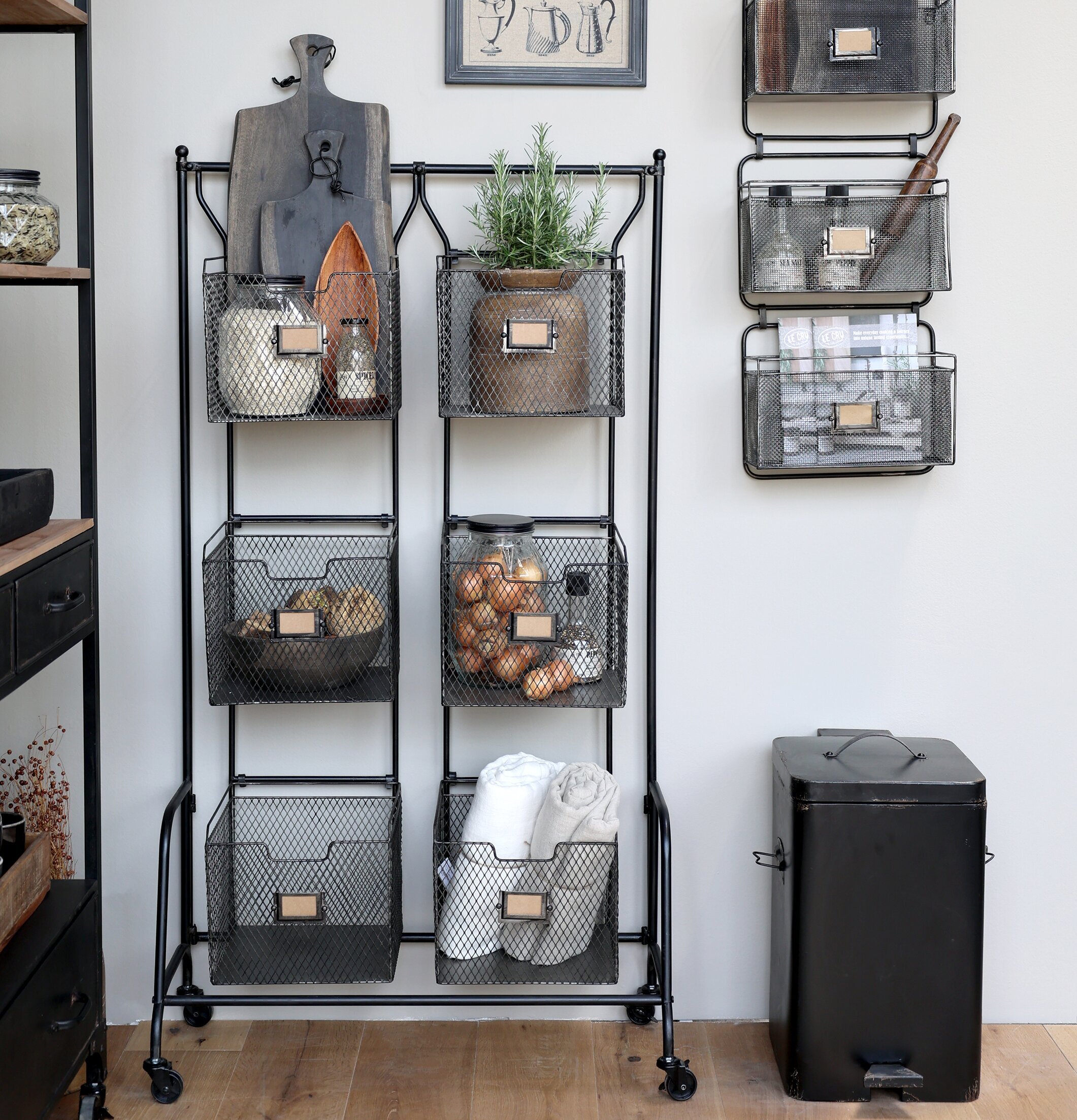 Bild av elegant och praktisk inredning i köksmiljö