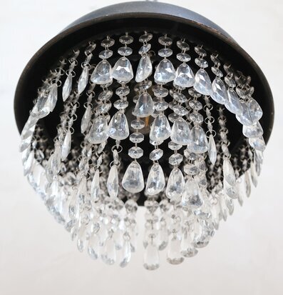 Bild av taklampa med prismor i antiksvart design