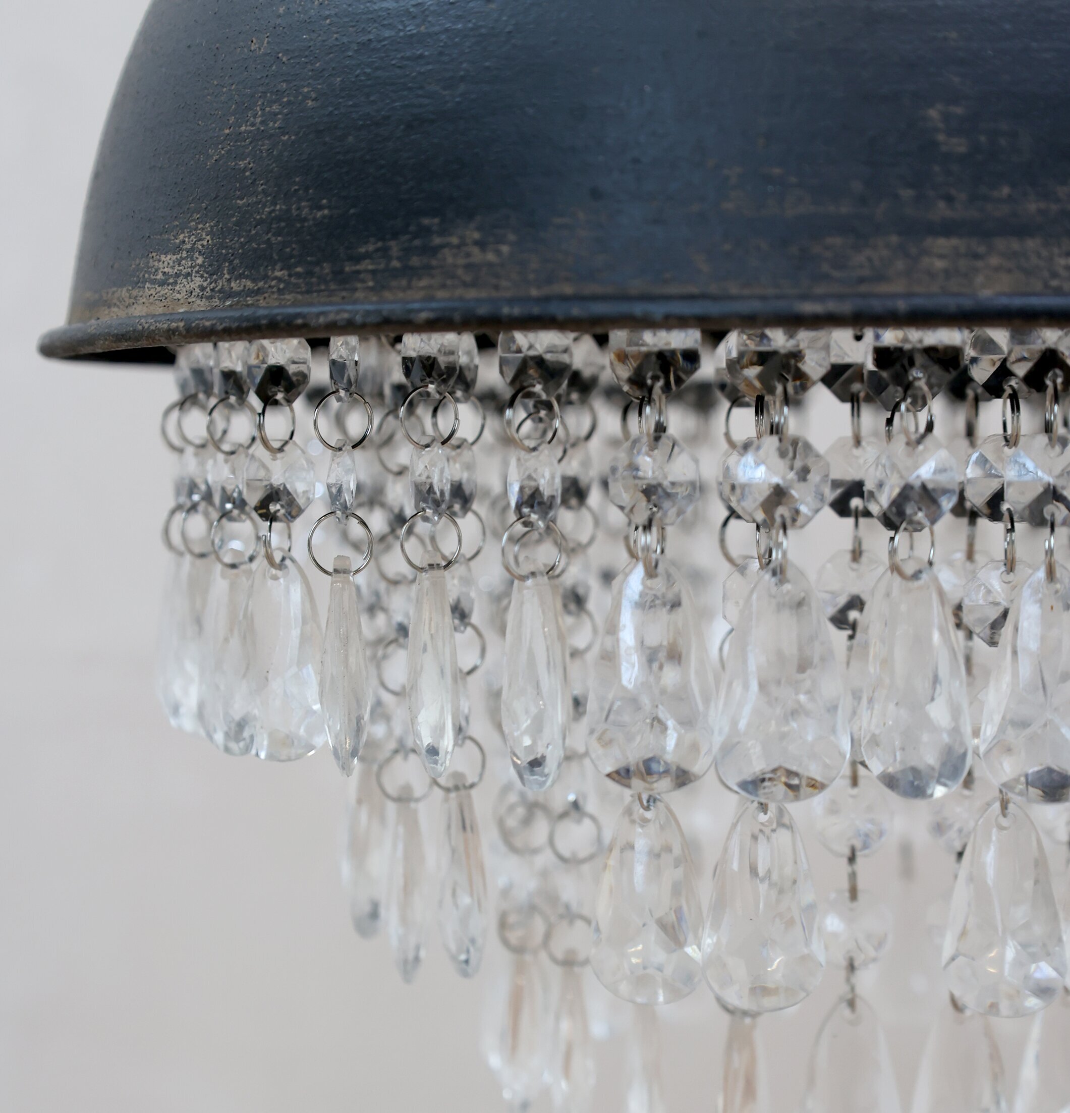 Bild av detaljrik taklampa med prismor i antiksvart