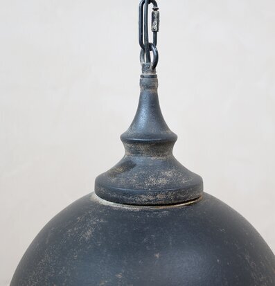 Foto av en elegant antiksvart taklampa i metall