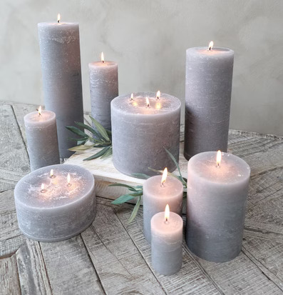 Bild av rustika blockljus på träbord med gröna kvistar