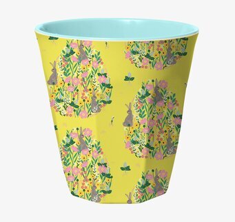Bild av mugg med kaniner och blommor i livfull design