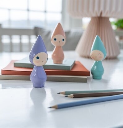 Foto av tre färgglada figurer i hemtrevlig miljö