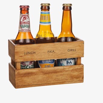 Bild av trälåda med stilfulla ölflaskor och inskriptioner