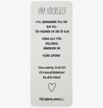 Bild av stilren trätavla med köksregler och humor