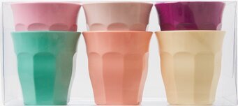 Bild av sex färgglada små muggar i plastförpackning