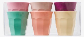 Bild av sex färgglada plastmuggar i modern design