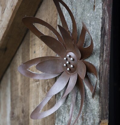 Bild av stilfull väggdekoration i hamrad plåt