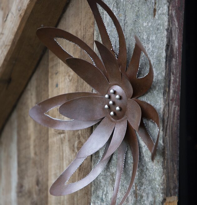 Bild av stilfull väggdekoration i hamrad plåt