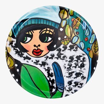 Bild av dekorativ rund bricka med livfull vinterdesign